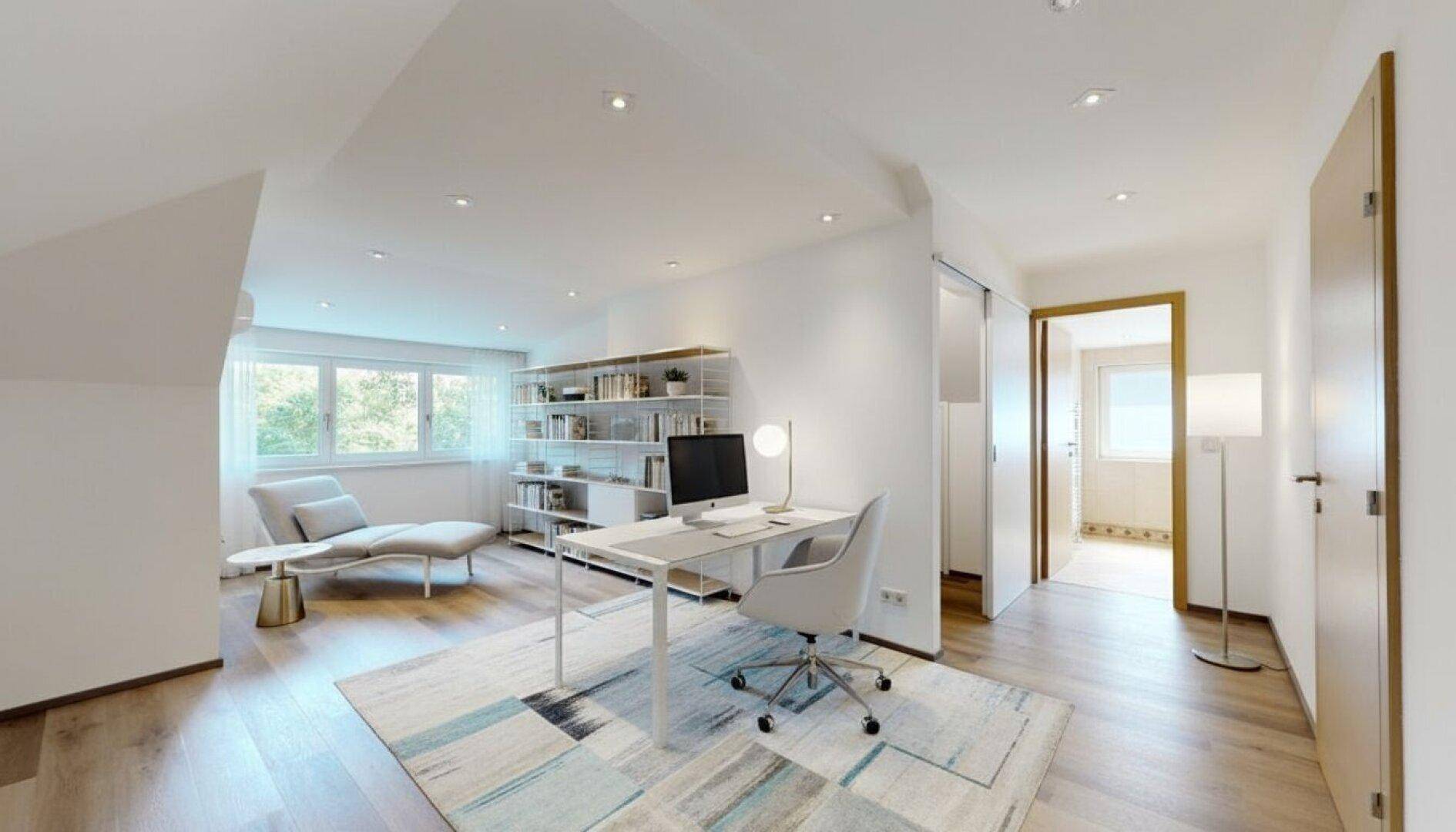 Helles Arbeitszimmer im Dachgeschoss mit Schreibtisch, Bücherregal und Laminatboden.