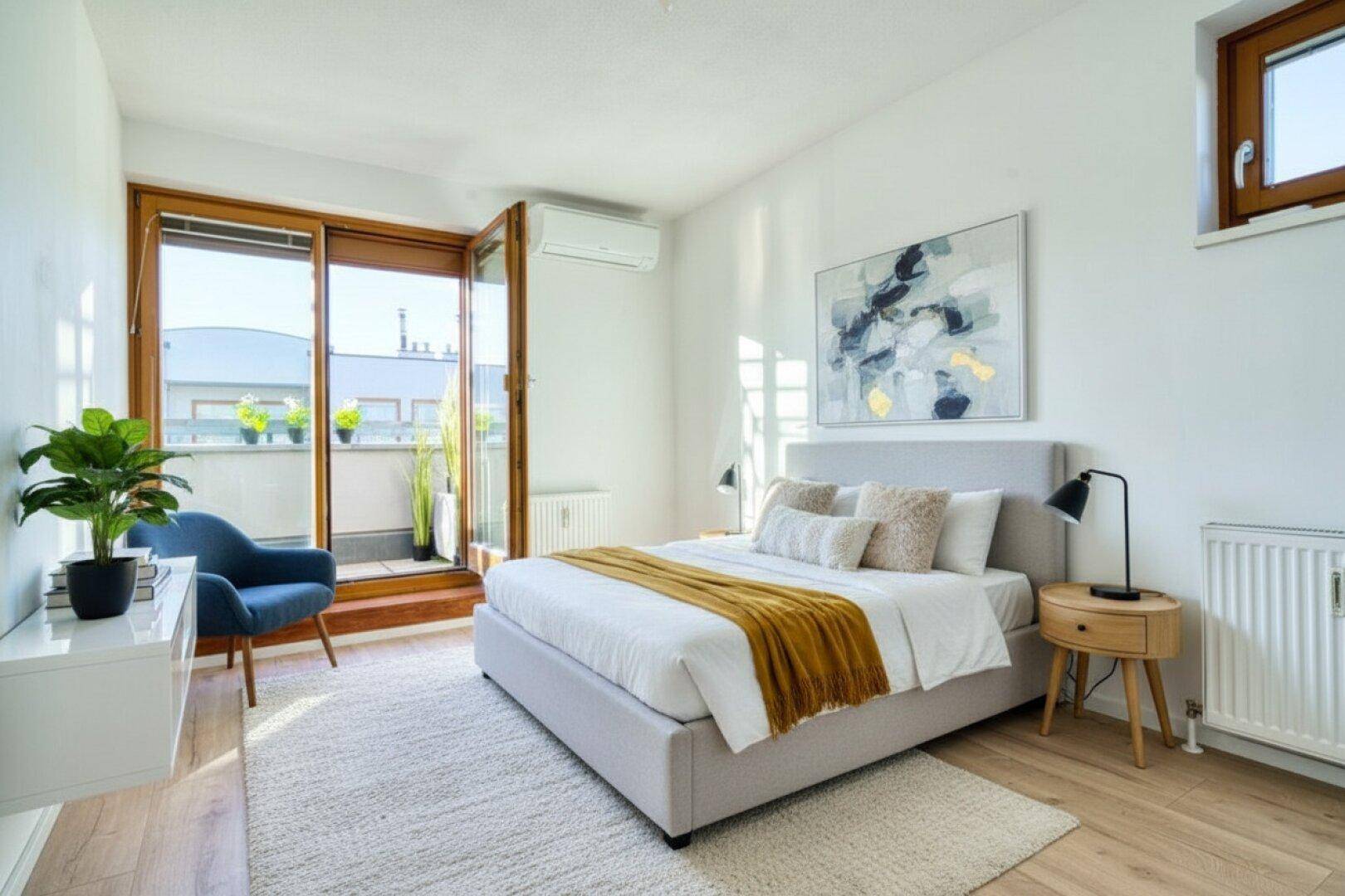 Modern eingerichtetes Schlafzimmer mit Doppelbett, Klimaanlage und direktem Balkonzugang.