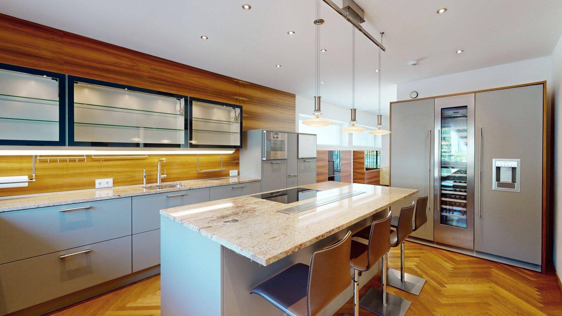 Hochwertige Küche mit großer Kücheninsel, Granitarbeitsplatte und Weinkühler.