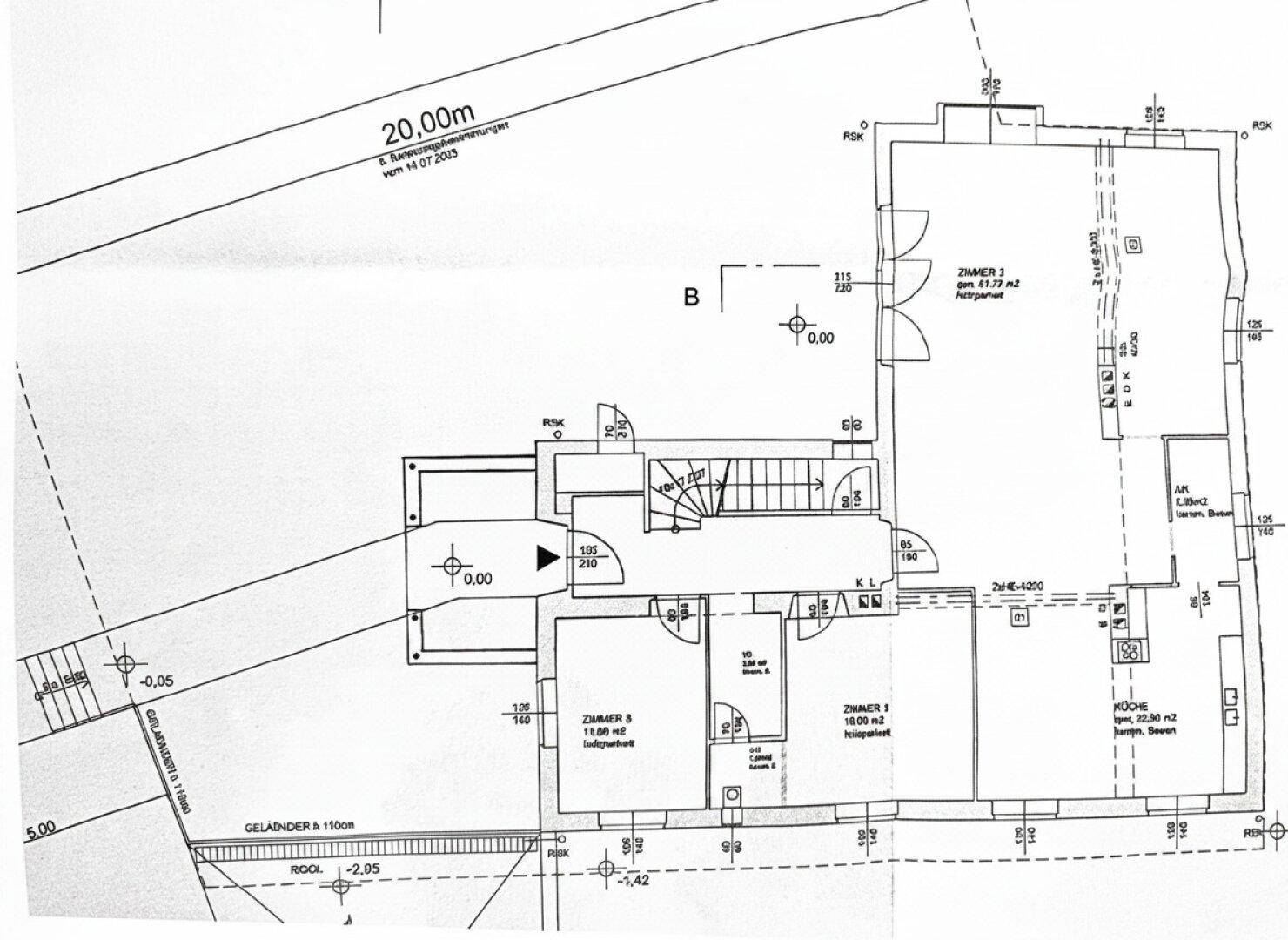 Grundriss des Erdgeschosses mit Zimmern, Treppe und Außenbereich.