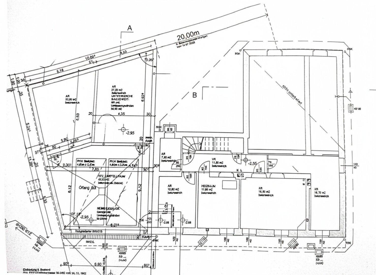 Grundriss des Untergeschosses mit Kellerräumen und Zugang zur Garage.