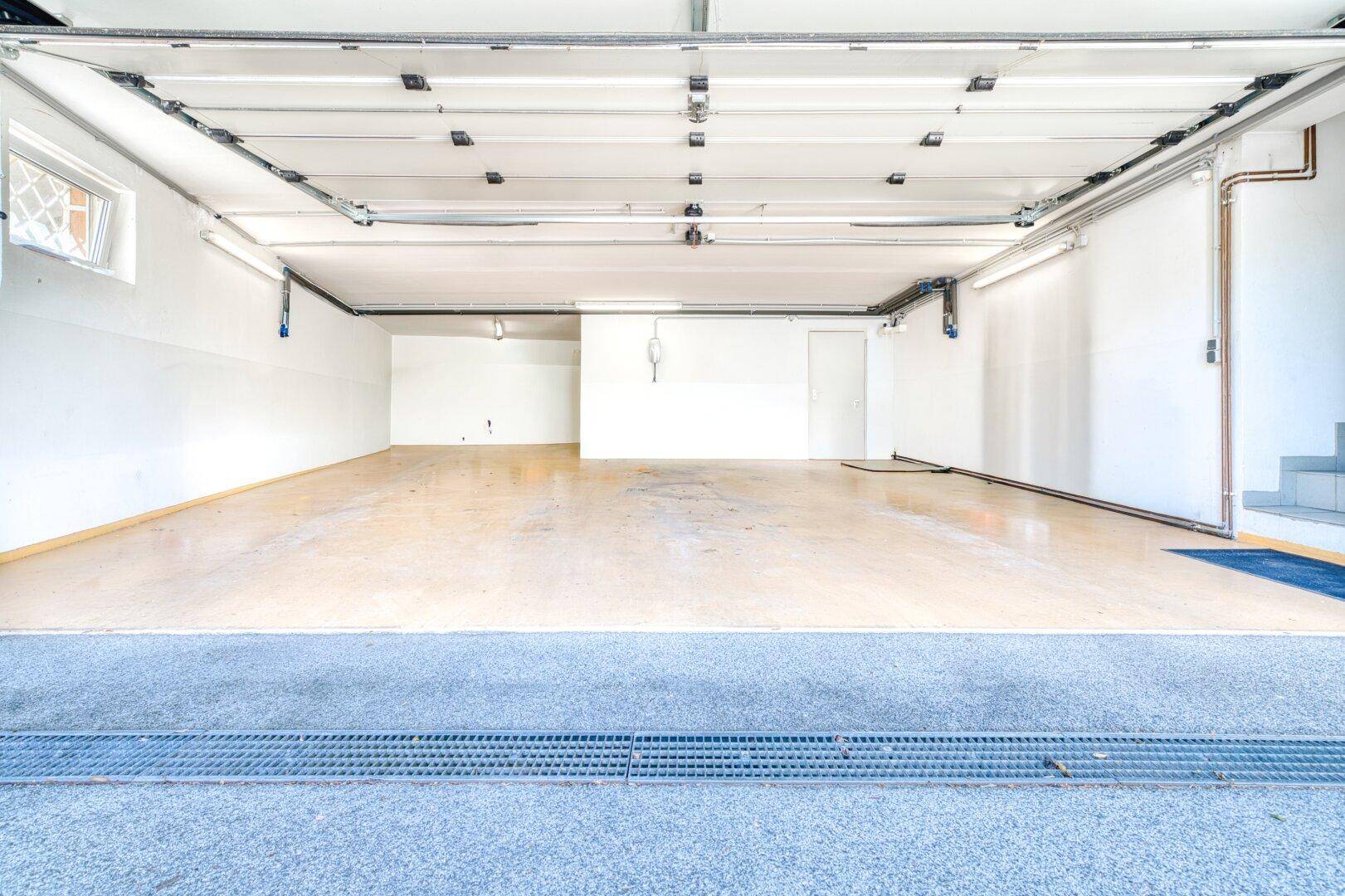 Große, saubere Garage mit viel Platz für Fahrzeuge und Lagerung.