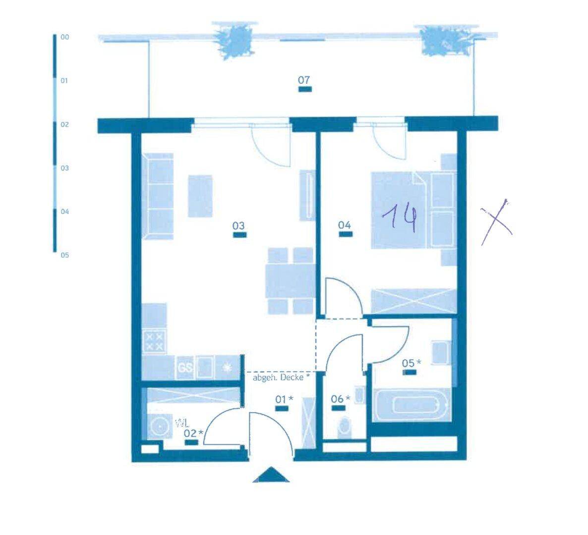 Übersichtlicher Grundriss einer Wohnung mit mehreren Räumen und Balkon.