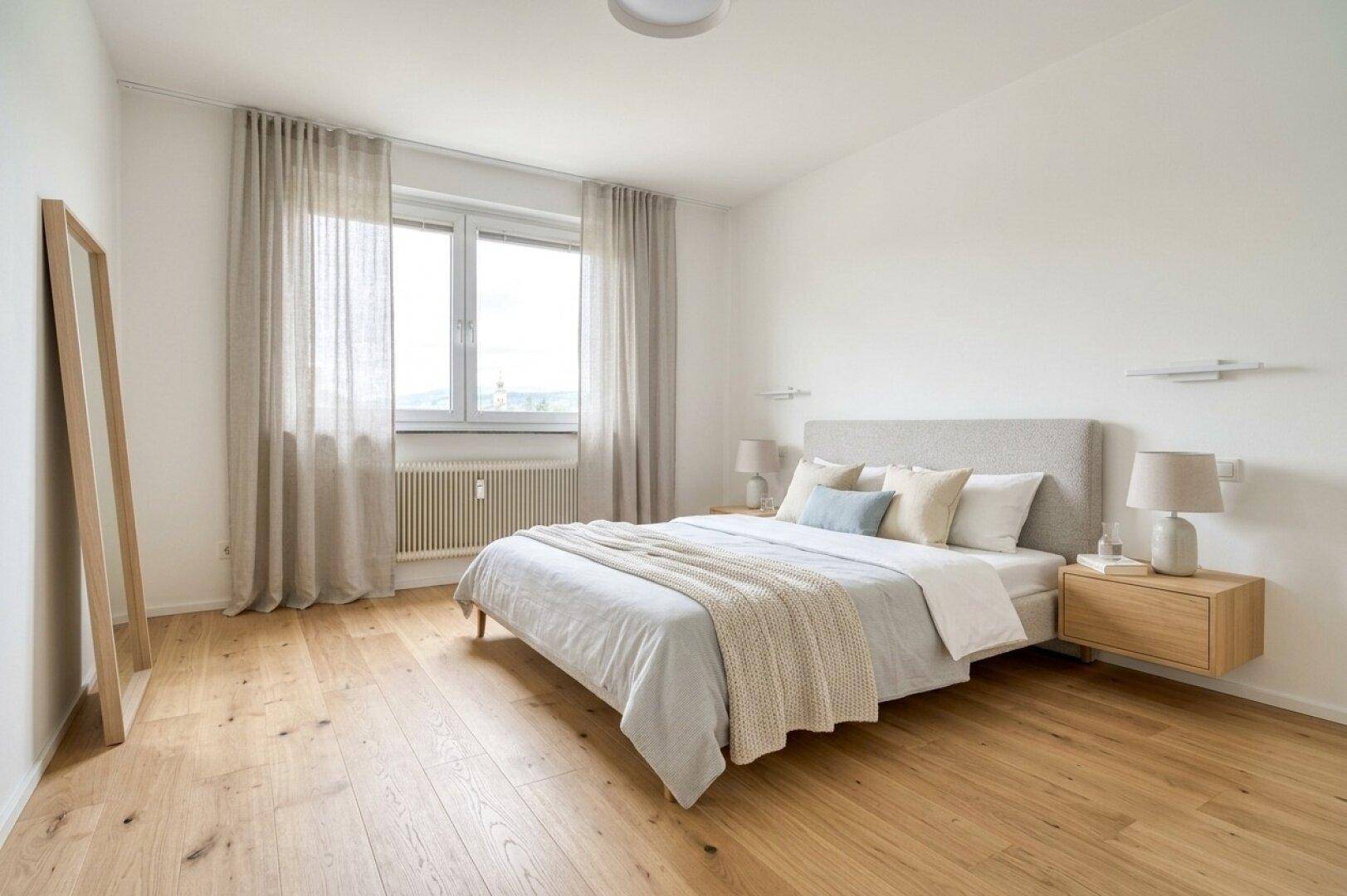 Helles Schlafzimmer mit Doppelbett, Nachttischen, großem Spiegel und Holzfußboden.