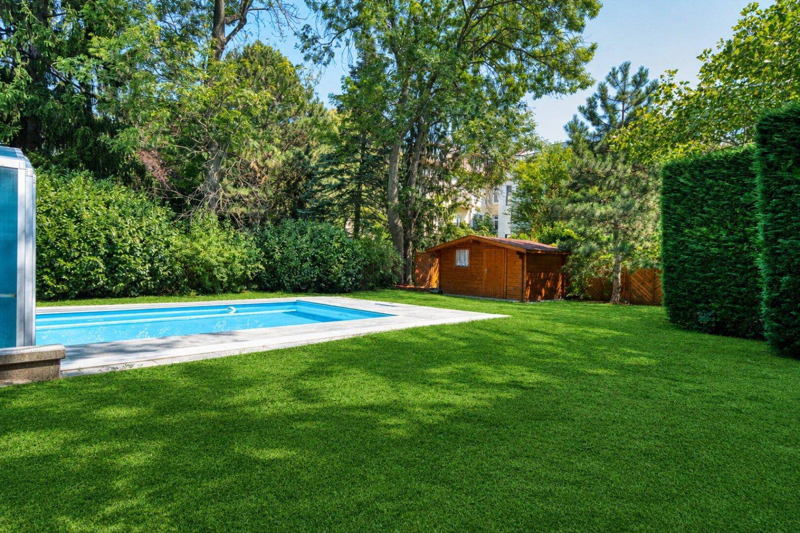 Großer, gepflegter Garten mit Swimmingpool, Rasenfläche und Gartenhaus.