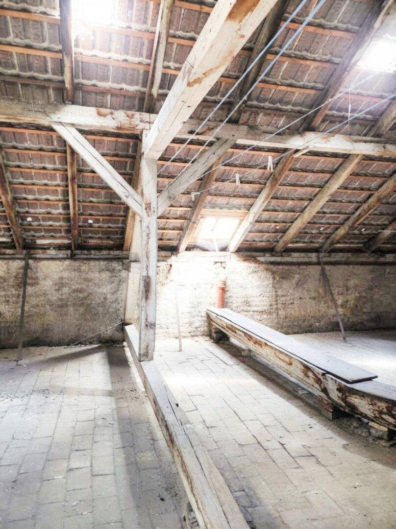 Heller Dachboden mit sichtbarer Dachkonstruktion und Holzbalken, bietet viel Potenzial für Umbauarbeiten.