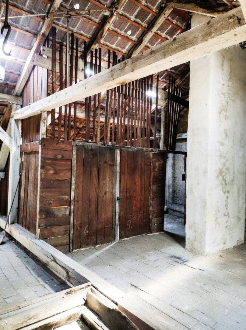 Dachbodenbereich mit Holzverkleidungen und sichtbaren Dachbalken, bereit für eine neue Nutzung.