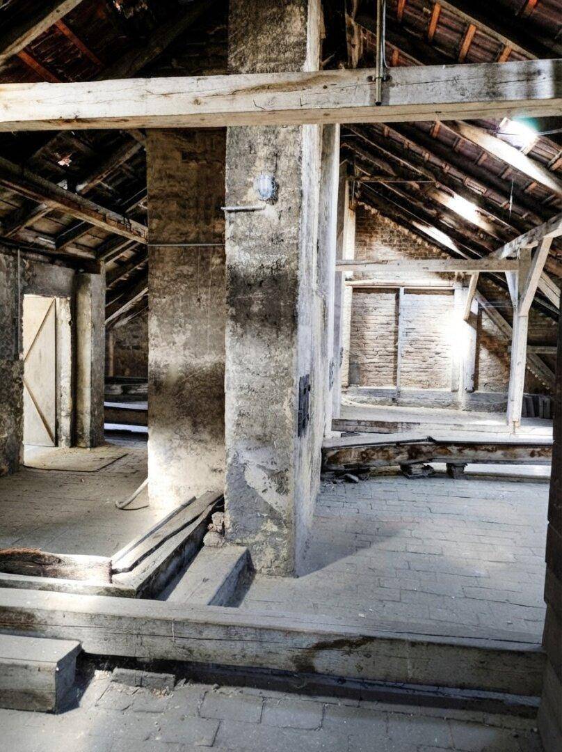 Großer Dachbodenraum mit massiven Holzbalken und Ziegelwänden, ideal für einen Umbau.