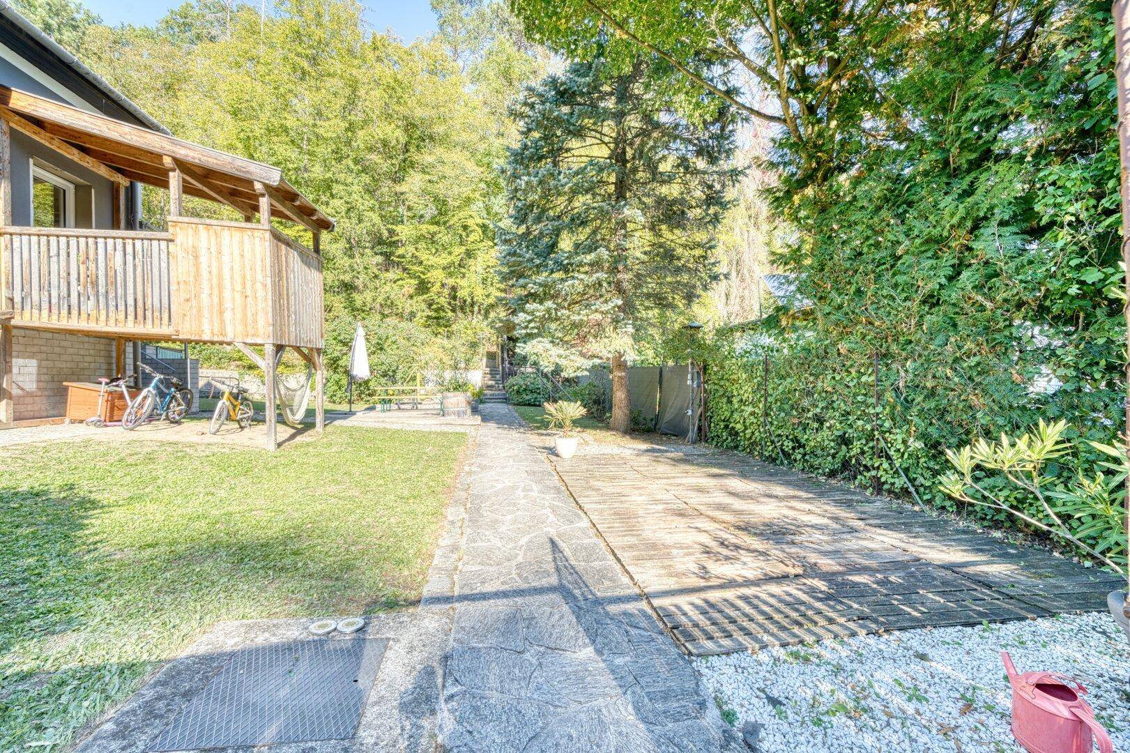 Gartenterrasse oder Autoabstellplatz