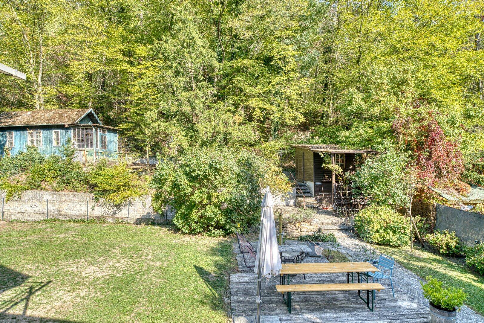 Garten mit den 2 Gartenhütten