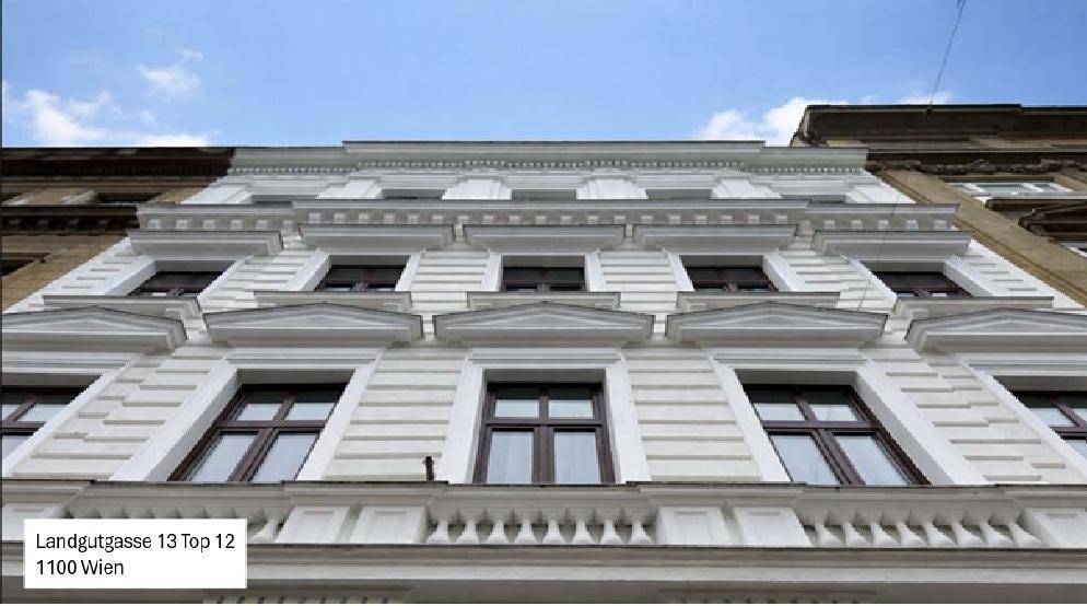 Historische Fassade eines Wiener Wohnhauses mit klassischer Architektur und vielen Fenstern.