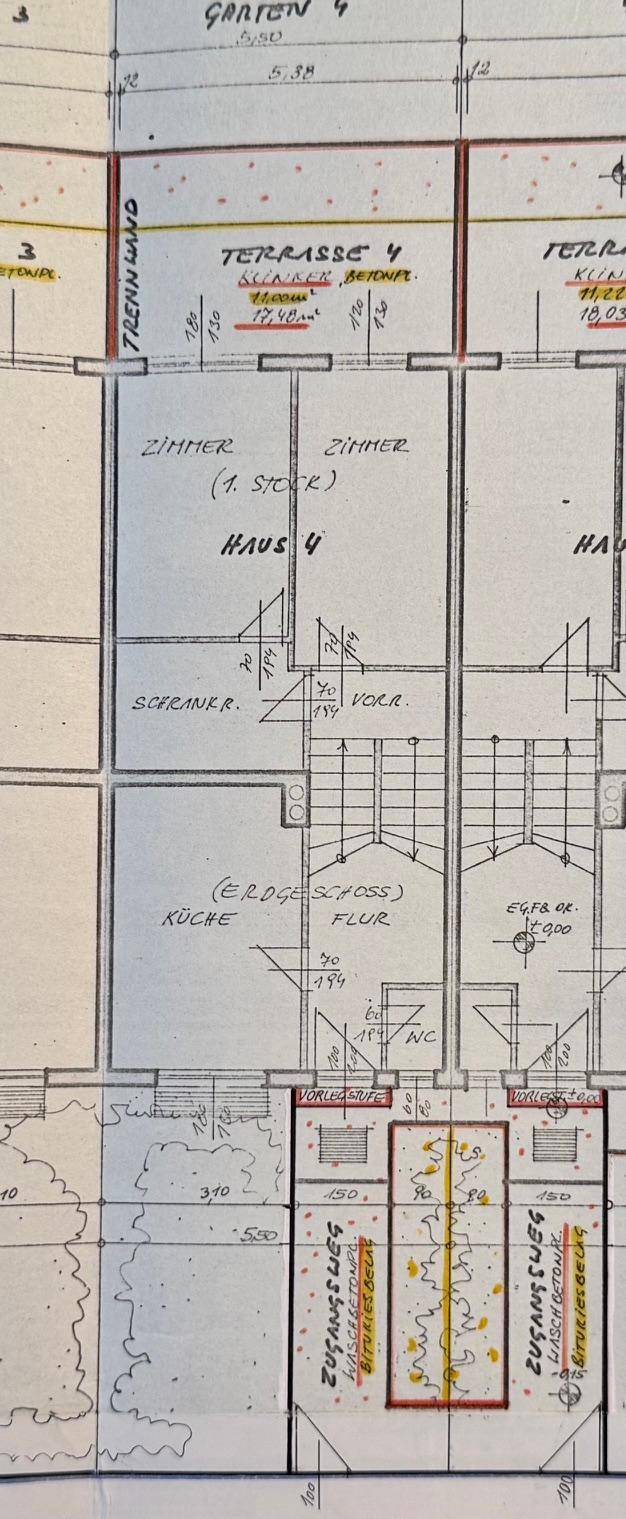 Detaillierter Grundriss des ersten Stocks mit Zimmern und Terrassenbereichen.