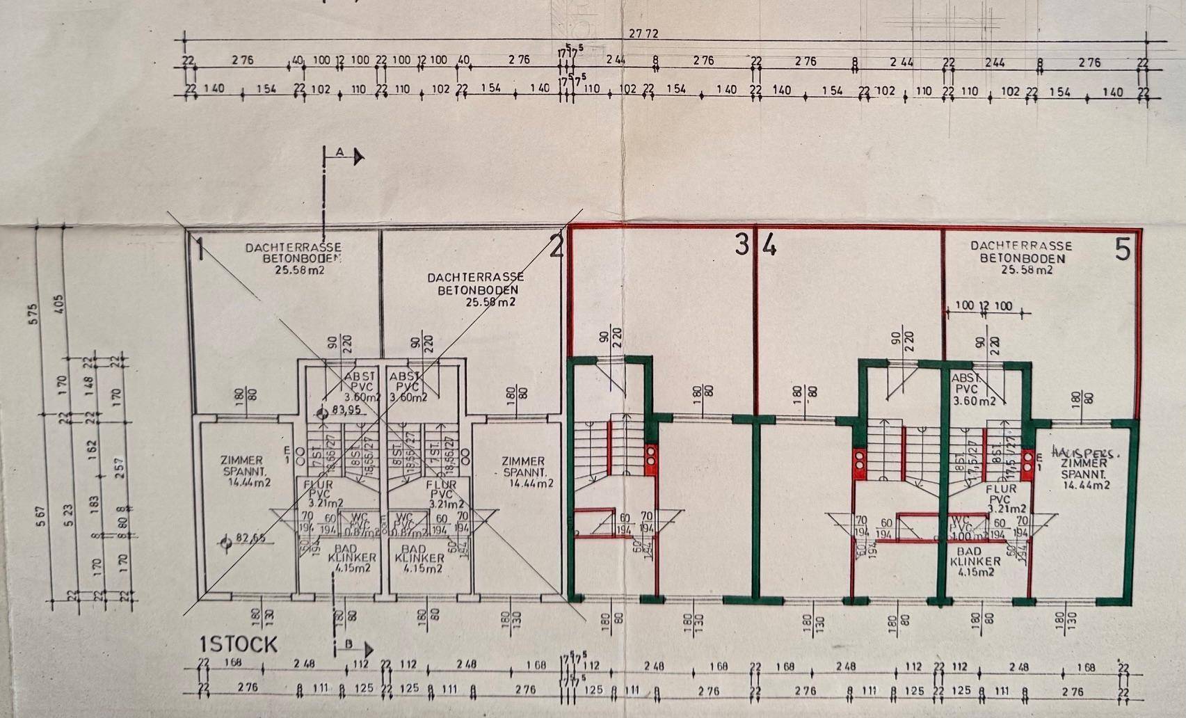 Grundriss des ersten Stocks mit Dachterrassen und verschiedenen Zimmern.