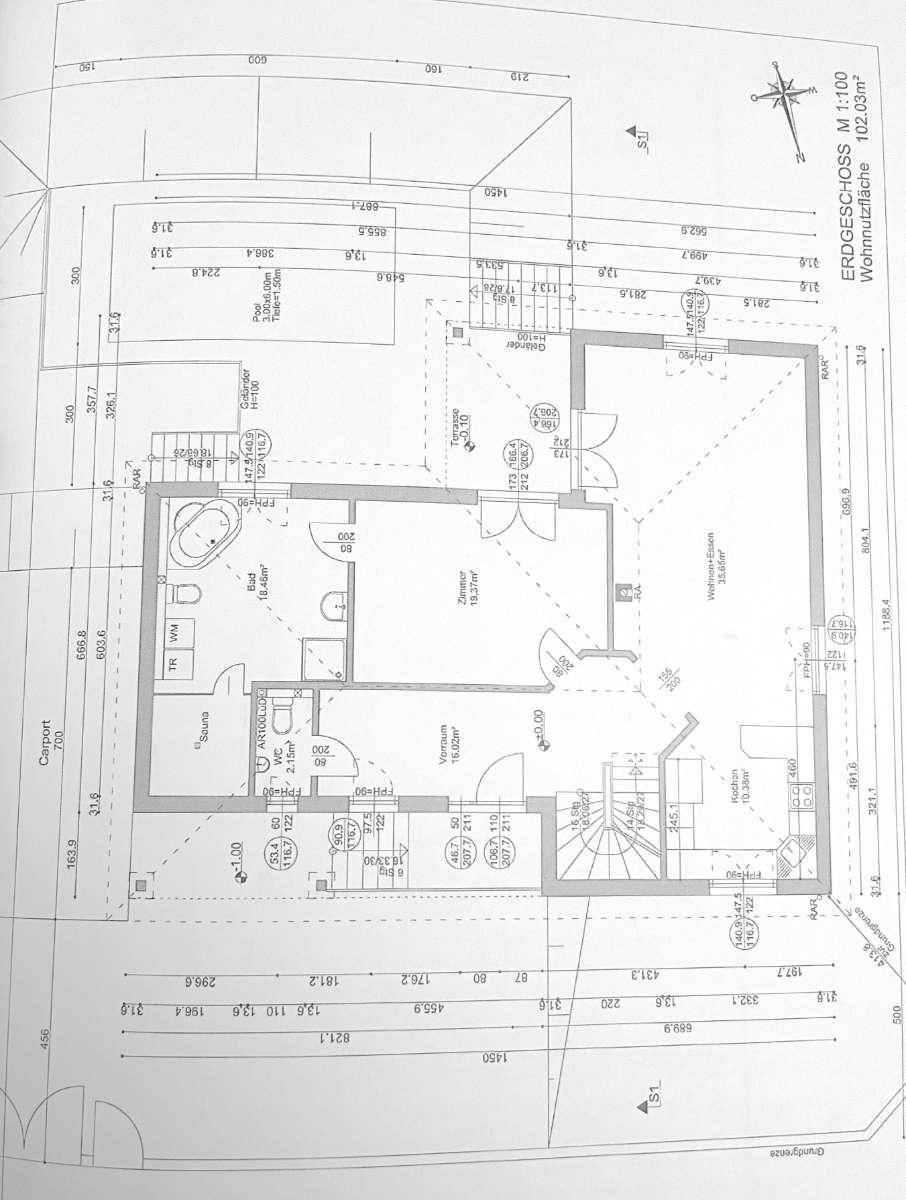 Grundriss des Erdgeschosses mit Wohnbereich, Küche, Bad und Carport.