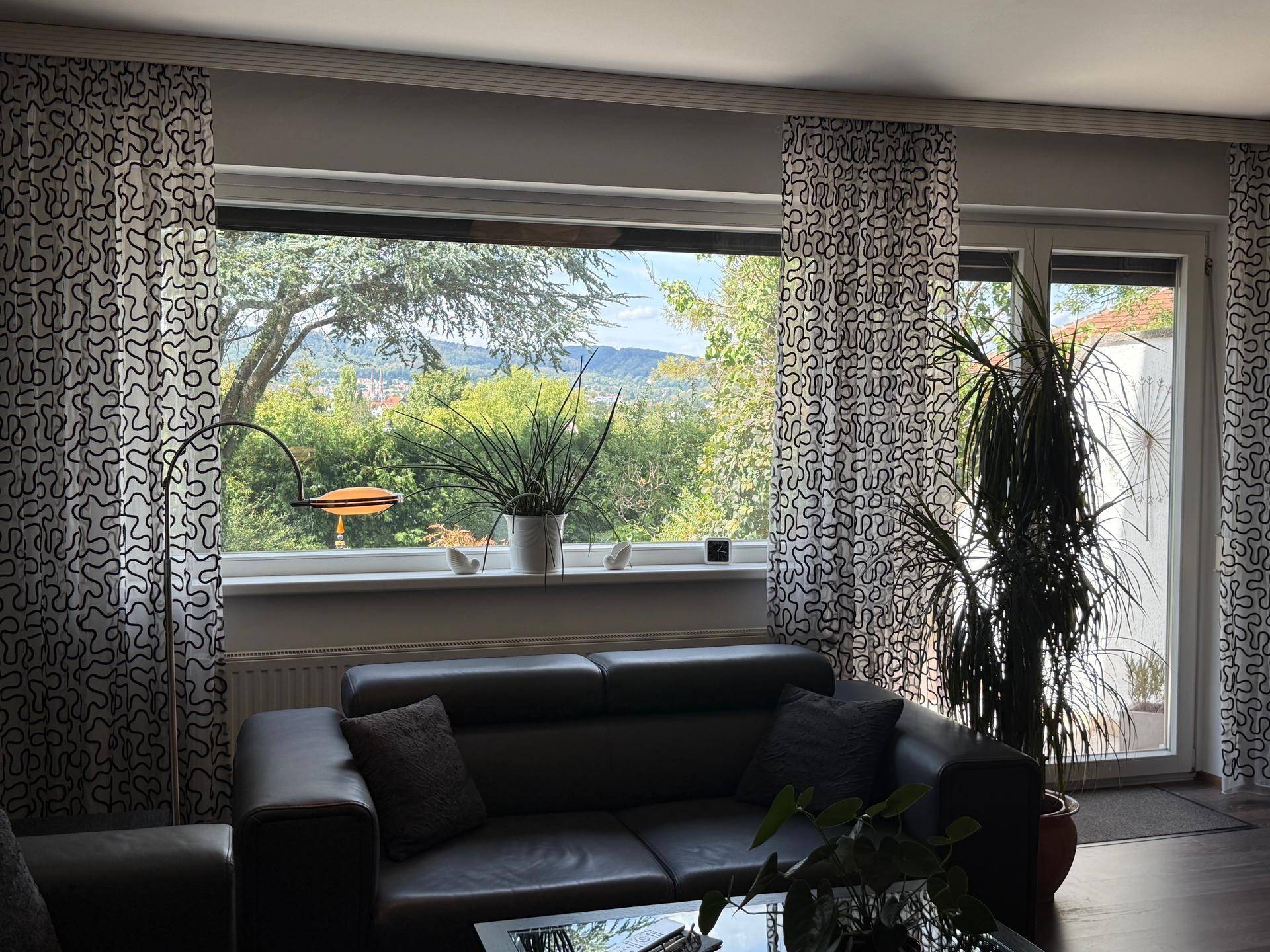 Große Fenster im Wohnzimmer bieten einen schönen Blick ins Grüne und auf die Umgebung.