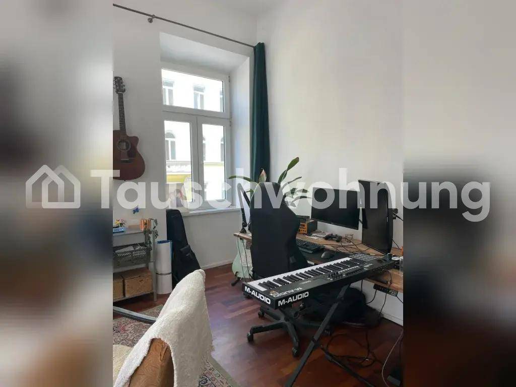 Arbeitszimmer mit Musikinstrumenten, Computermonitoren und Blick aus dem Fenster.