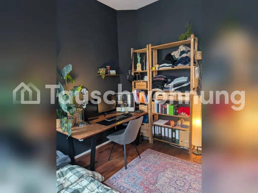 Arbeitsbereich mit Holzregal, Schreibtisch und dunklen Wänden in modernem Stil.