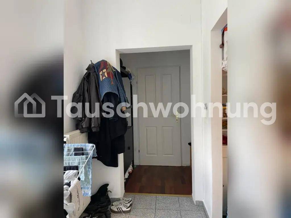 Heller Flur mit Garderobe und Zugang zu angrenzenden Räumen.