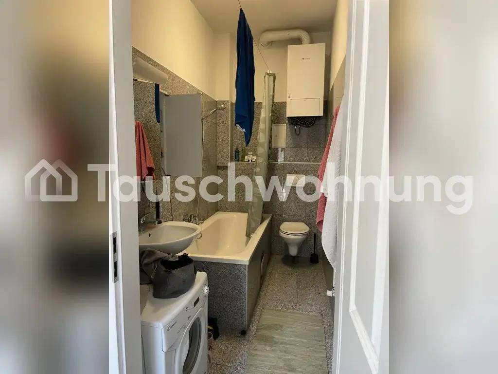 Badezimmer mit Badewanne, Toilette, Waschbecken und Waschmaschine.