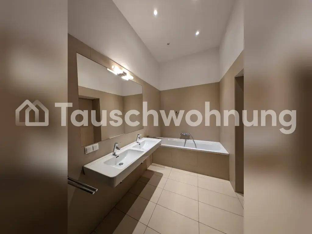 Modernes Badezimmer mit Doppelwaschbecken, großem Spiegel und integrierter Badewanne.
