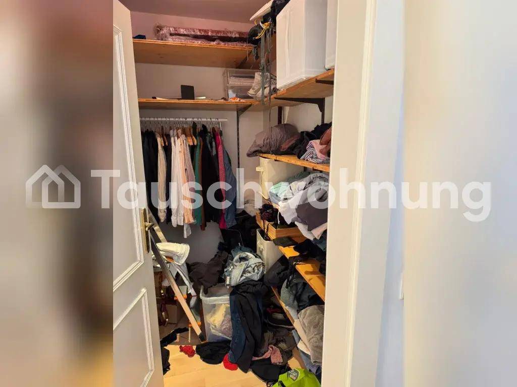 Praktischer begehbarer Kleiderschrank mit Regalen und viel Stauraum für Kleidung und Gegenstände.