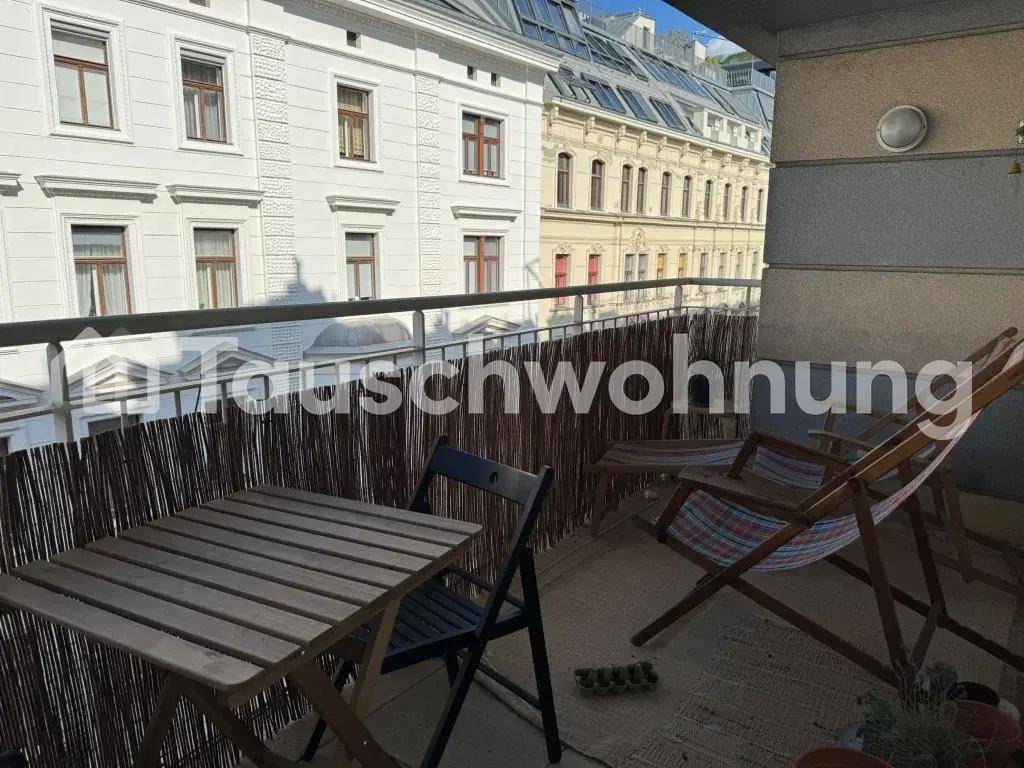 Gemütlicher Balkon mit Sitzgelegenheiten und Blick auf die umliegenden Stadtgebäude.