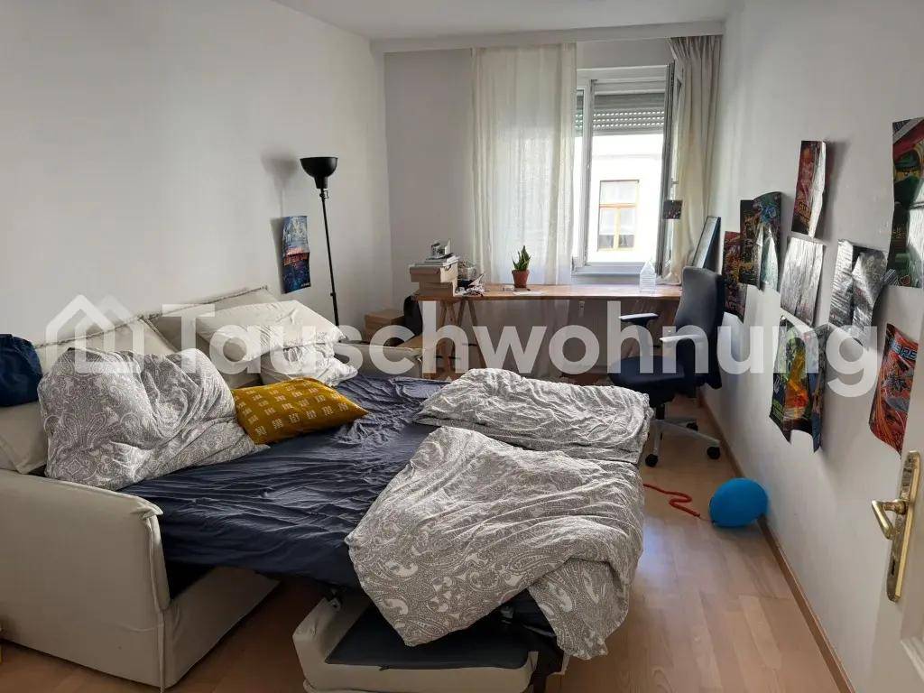 Vielseitiges Zimmer mit Schlafsofa, Schreibtisch und Fenster, ideal als Gäste- oder Arbeitszimmer.