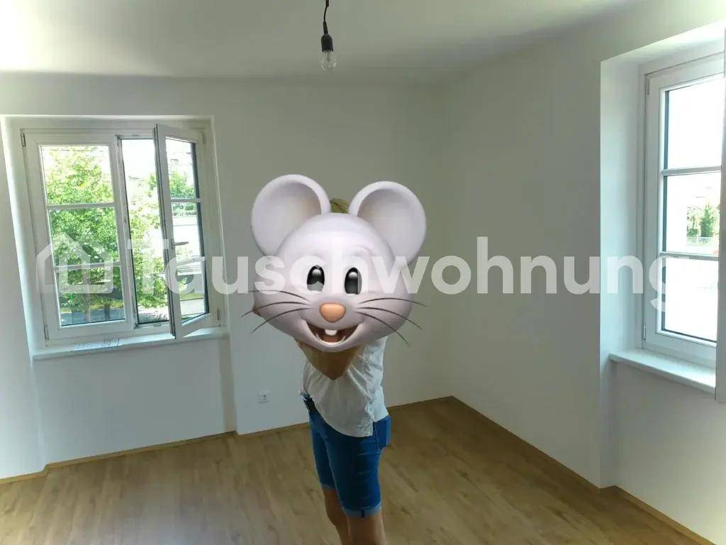 Lichtdurchfluteter Raum mit Holzboden und großen Fenstern, ideal für individuelle Gestaltung.