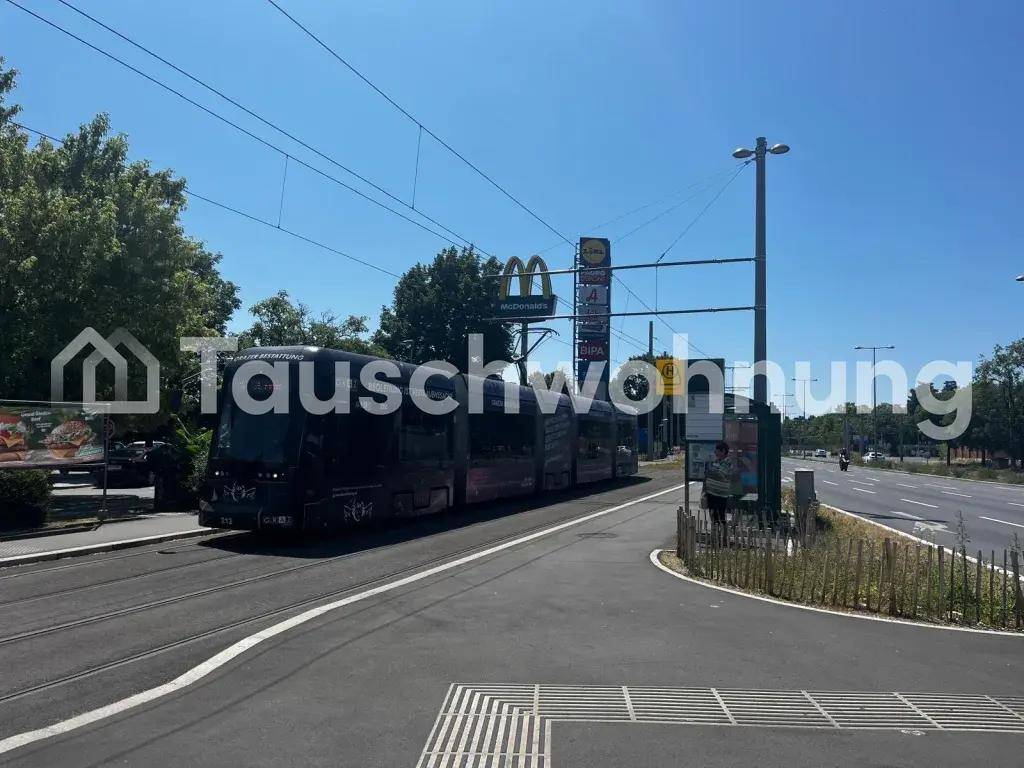 Blick auf die Straßenbahnlinie und die umliegende städtische Infrastruktur.