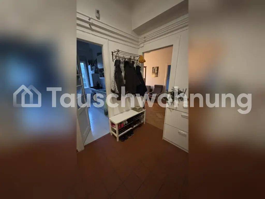 Eingangsbereich mit Garderobe und Schuhregal, bietet praktischen Stauraum.