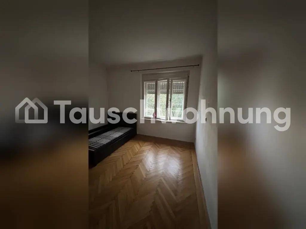 Helles Zimmer mit Fischgrätparkettboden und einem Fenster, das viel Licht hereinlässt.