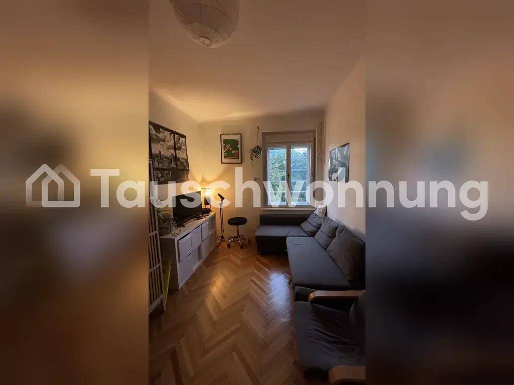 Wohnzimmer mit bequemer Couch, TV-Möbeln und einem Fenster, das für Helligkeit sorgt.