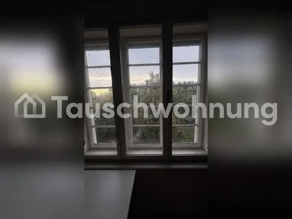 Fensterblick auf grüne Bäume und den Himmel, der eine natürliche Aussicht bietet.