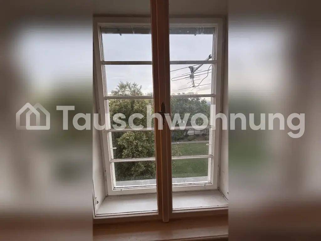 Fenster mit Blick auf üppiges Grün und den Himmel, das eine ruhige Atmosphäre schafft.