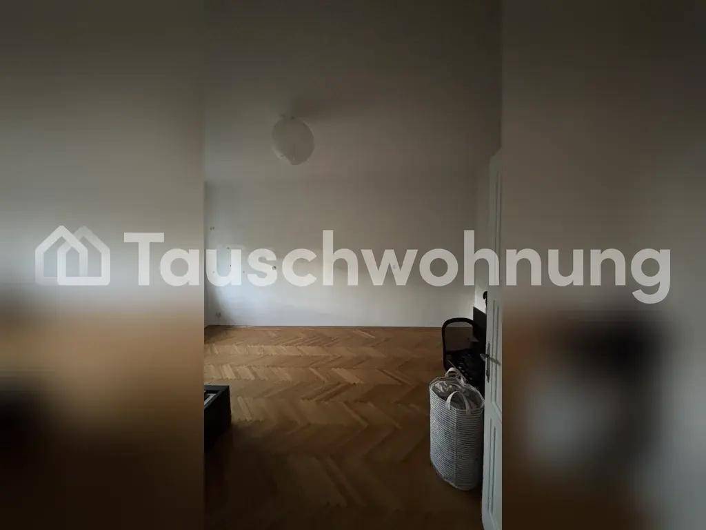 Leeres Zimmer mit hellem Fischgrätparkettboden und weißen Wänden, bietet viel Gestaltungspotenzial.