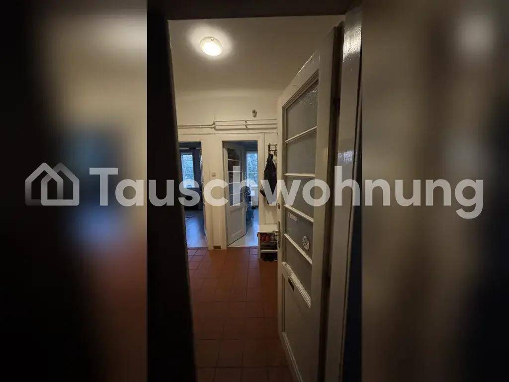 Flur mit Terrakotta-Fliesenboden und mehreren Türen, die zu verschiedenen Räumen führen.