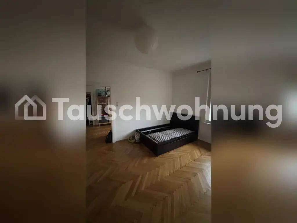 Geräumiges Zimmer mit klassischem Fischgrätparkett und einem Bettrahmen, bereit zur Einrichtung.