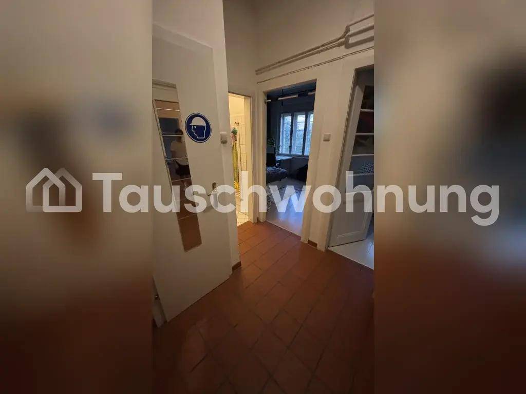 Flur mit Terrakotta-Fliesenboden und Türen, die zu den angrenzenden Zimmern führen.