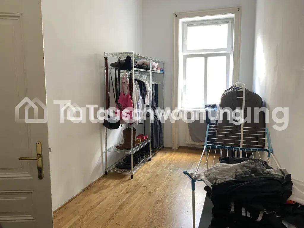 Raum mit offenem Kleiderständer und Wäscheständer, möglicherweise als Ankleidezimmer genutzt.