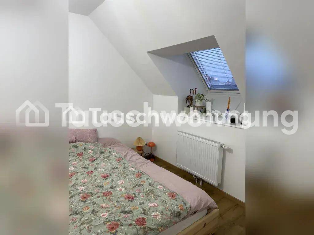 Schlafzimmer im Dachgeschoss mit Bett, Heizkörper und Dachfenster für natürliches Licht.