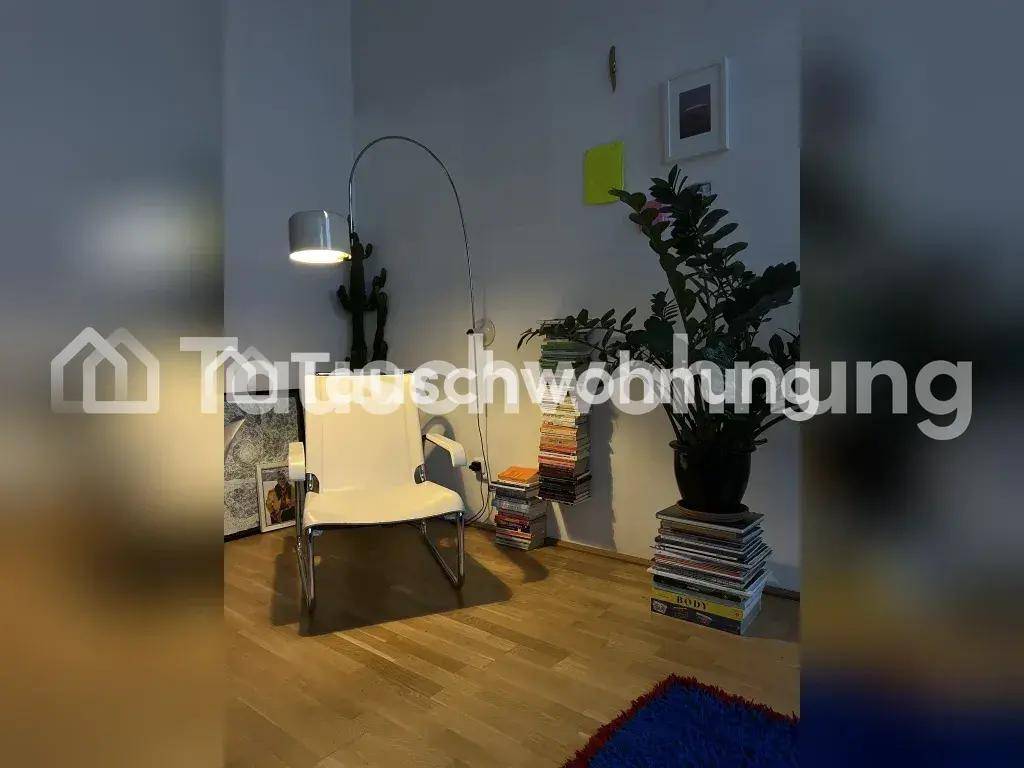 Heller Wohnbereich mit Holzboden, einem Sessel, Pflanzen und einer modernen Bogenlampe.