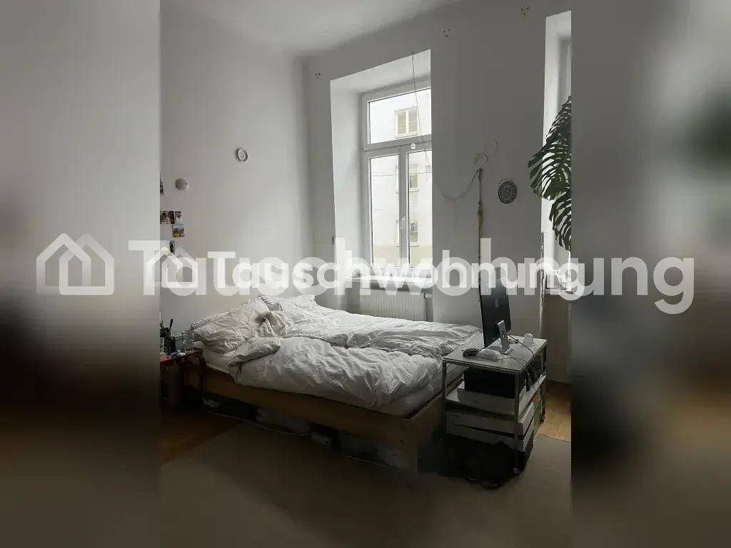 Schlafzimmer mit Doppelbett, großem Fenster und einer Pflanze, die für eine natürliche Atmosphäre sorgt.