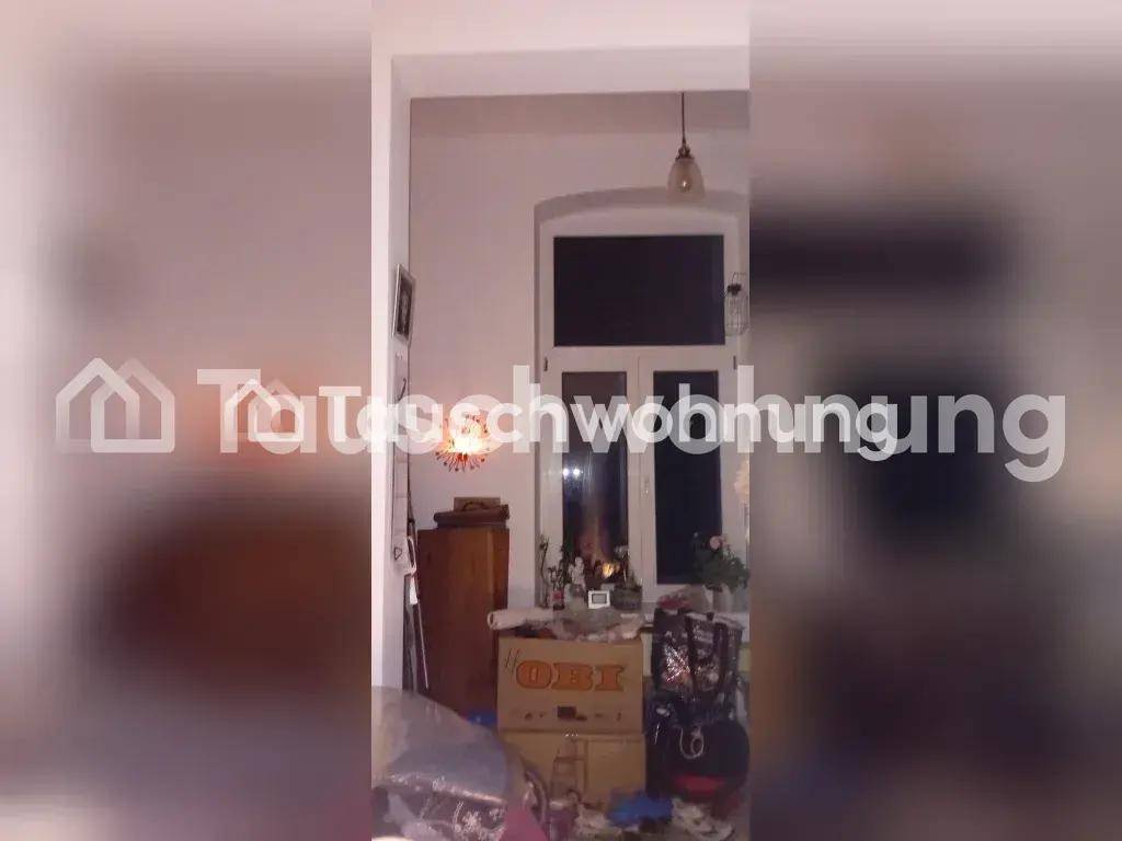 Unaufgeräumter Innenraum mit einem Fenster und verschiedenen Gegenständen.