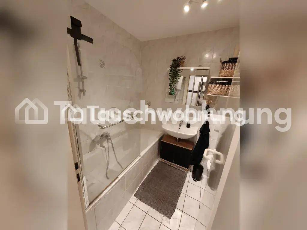 Modernes Badezimmer mit Badewanne, Duschabtrennung und einem einzelnen Waschbecken.