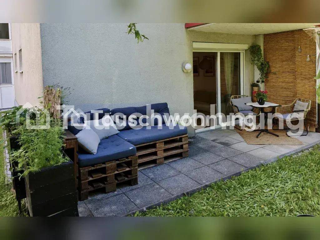 Gemütliche Terrasse mit Palettenmöbeln und direktem Zugang zum kleinen Gartenbereich.