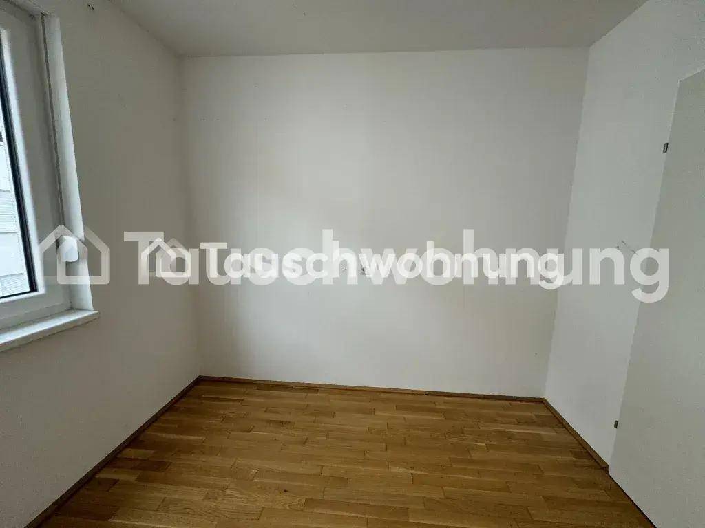 Leerer Raum mit Fenster und Holzboden, bietet Potenzial für verschiedene Nutzungen.