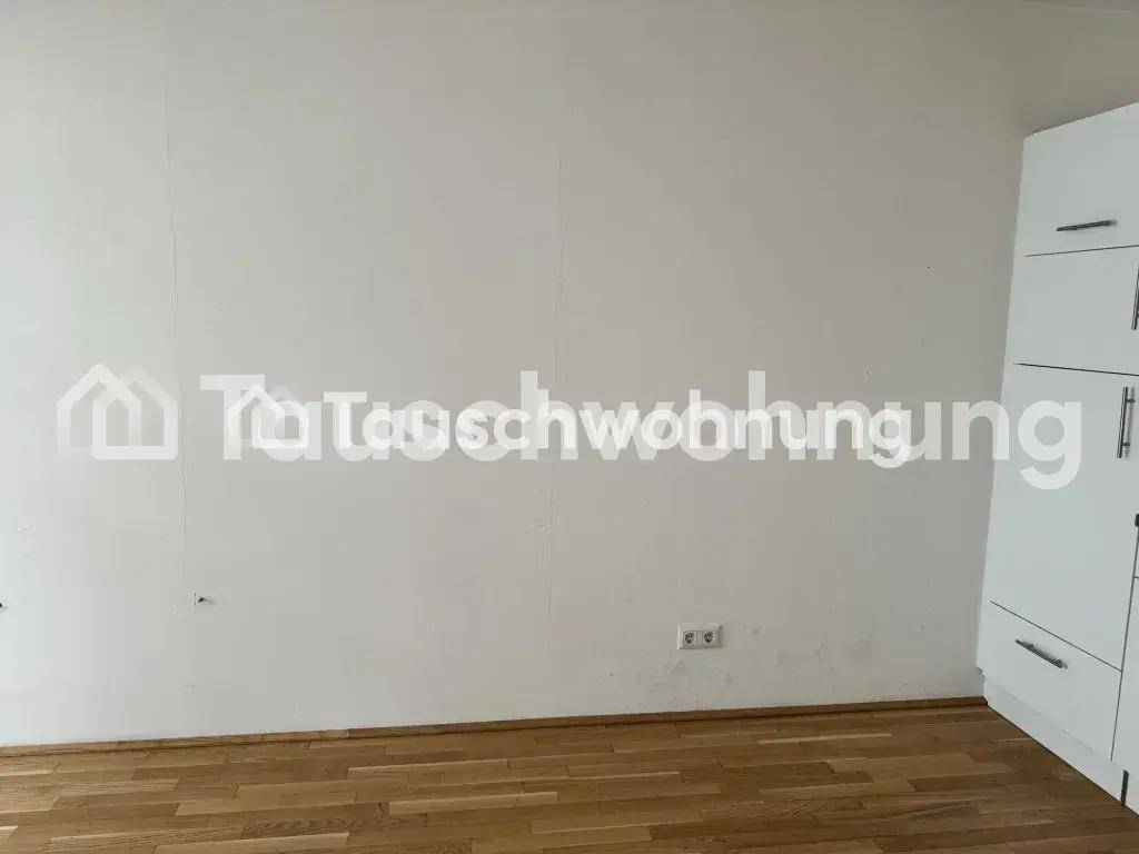 Leerer Raum mit hellen Wänden und Holzboden, bereit zur individuellen Gestaltung.