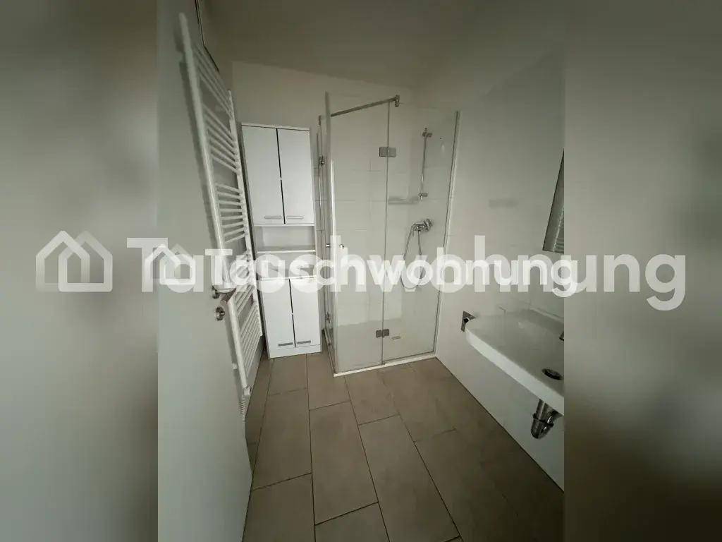 Modernes Badezimmer mit Duschkabine, Waschbecken, Spiegelschrank und Handtuchheizkörper.