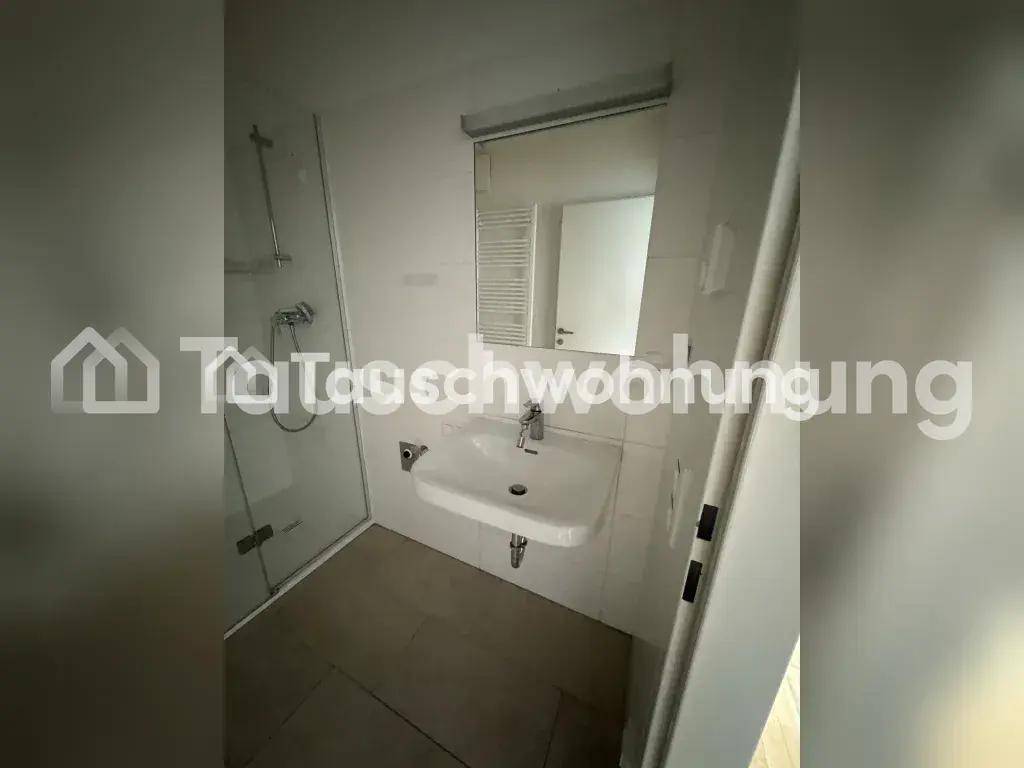 Helles Badezimmer mit Duschkabine, Waschbecken und modernem Wandspiegel.
