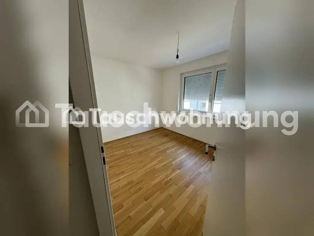 Kleinerer Raum mit Holzboden und Fenster, ideal als Schlaf- oder Arbeitszimmer nutzbar.